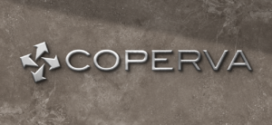 Logotipo de Coperva en metal sobre muro de concreto